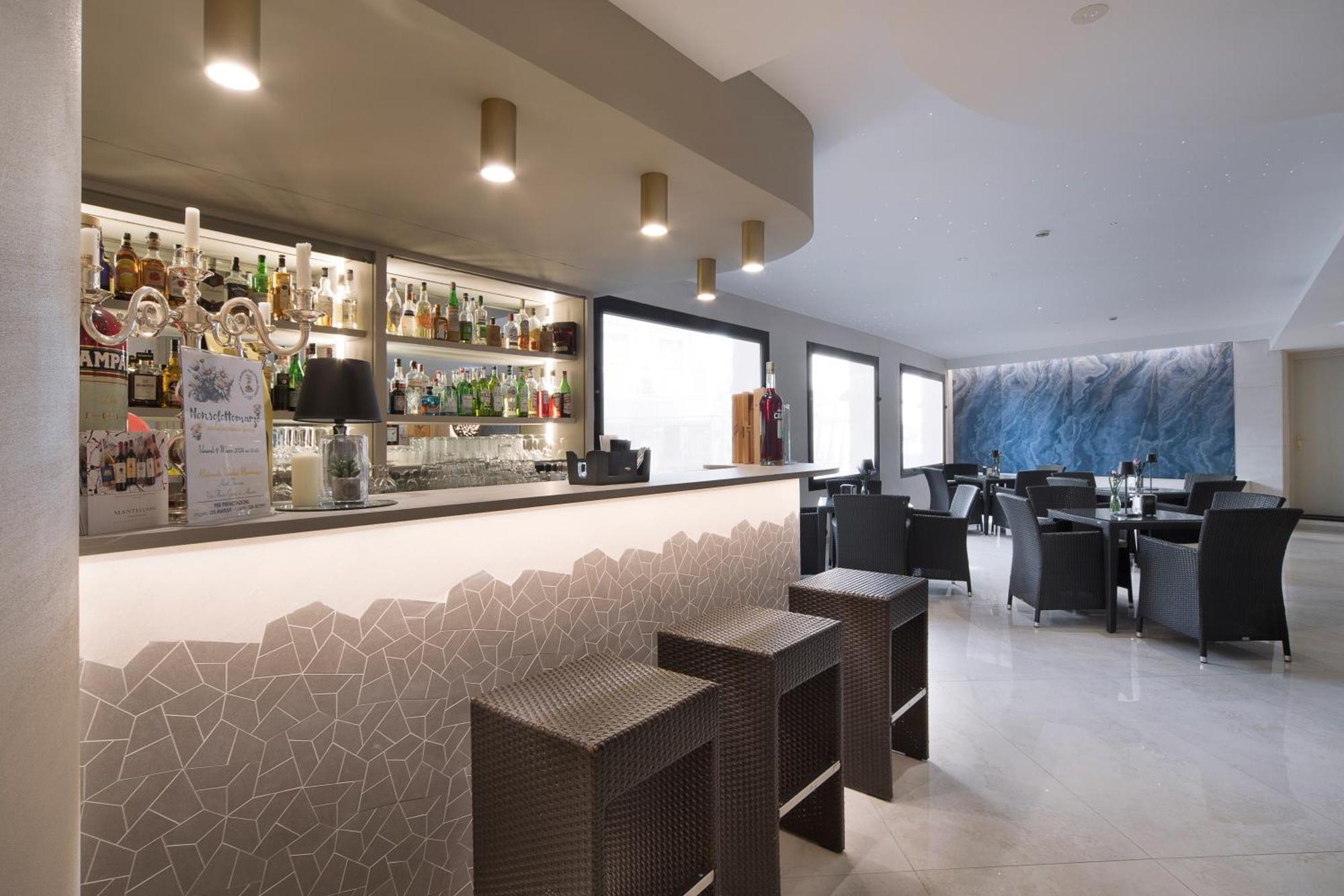Hotel Ristorante Toscana Аласио Екстериор снимка