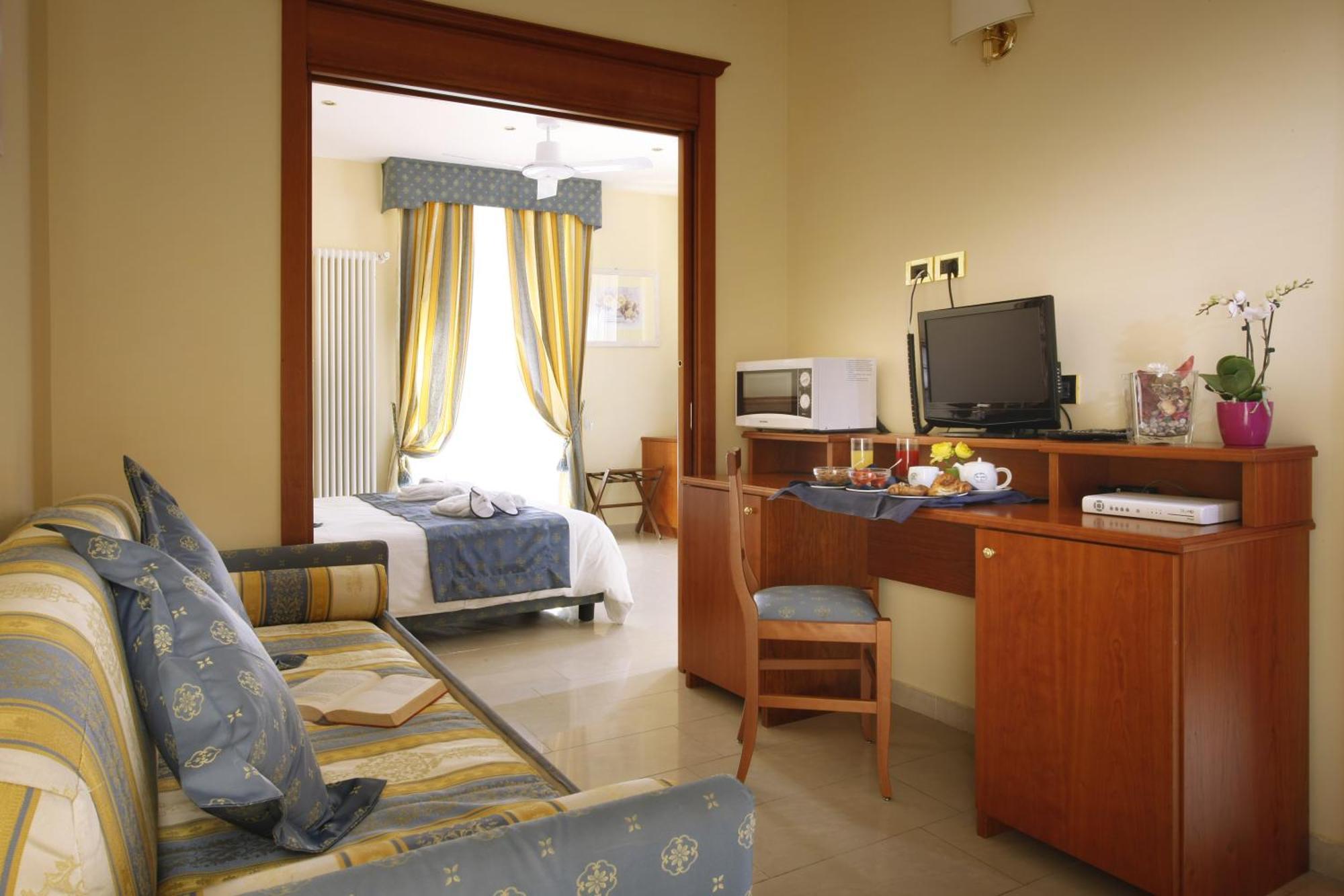 Hotel Ristorante Toscana Аласио Стая снимка